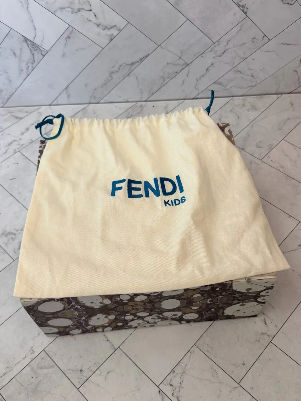 Fendi  KIDS LOGO EMBOSSED SLIDES